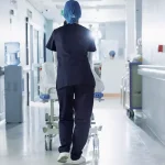 Tot mai mulți tineri își pun singuri diagnostice după ce citesc comentarii pe TikTok