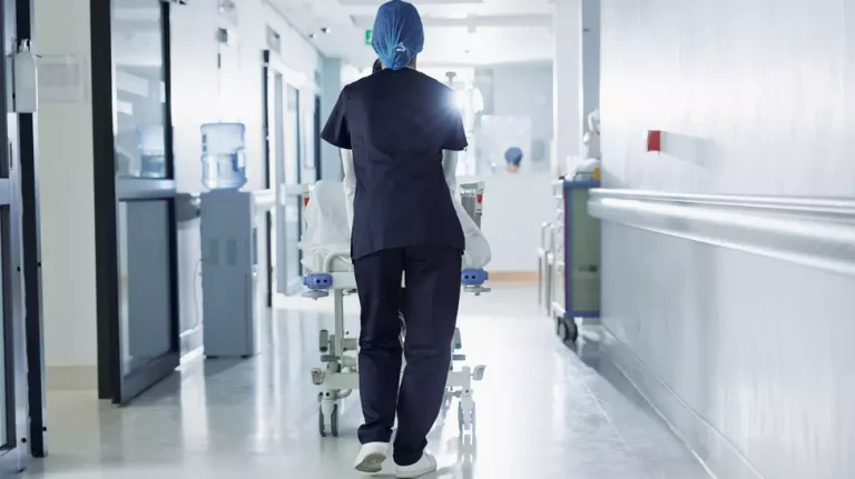 Tot mai mulți tineri își pun singuri diagnostice după ce citesc comentarii pe TikTok