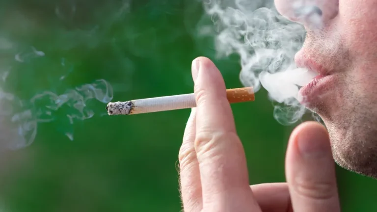 Fumatul, asociat cu un risc mai mare de demență