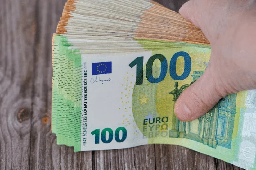 Peste 2 miliarde de euro au dispărut din rezervele valutare ale BNR