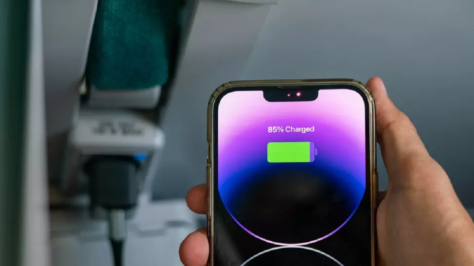 Este bine să încarci telefonul până la 100%? Specialiștii explică regula care poate prelungi viața bateriei