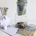 Moneda națională pierde teren în fața principalelor valute. Euro, dolarul și lira au urcat în cursul BNR