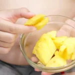 Poate ananasul să declanșeze travaliul? Ce spun specialiștii despre unul dintre cele mai răspândite mituri din sarcină