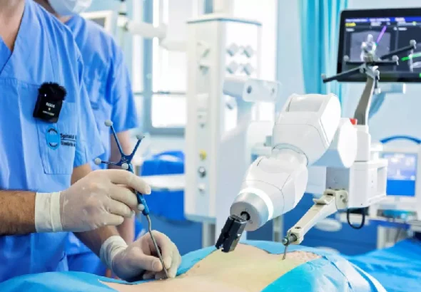 Chirurgia robotică le-a schimbat viața unor tineri diagnosticați cu scolioză. Accesul la astfel de intervenții rămâne însă limitat în România