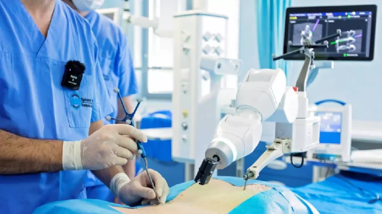 Chirurgia robotică le-a schimbat viața unor tineri diagnosticați cu scolioză. Accesul la astfel de intervenții rămâne însă limitat în România