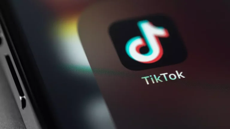 TikTok, acuzată oficial de Uniunea Europeană că nu protejează suficient copiii. Platforma riscă o amendă uriașă