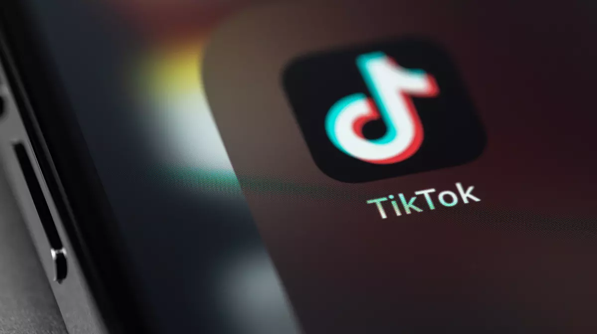 TikTok, acuzată oficial de Uniunea Europeană că nu protejează suficient copiii. Platforma riscă o amendă uriașă